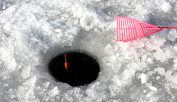 구멍 뚫린 얼음에 낚시 찌 넣는 모습 사진